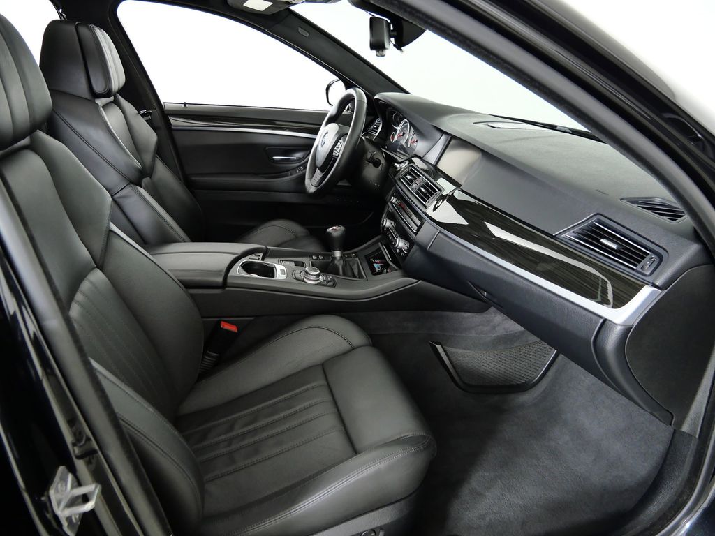 Thumbnail: 2013 BMW M5 - 21