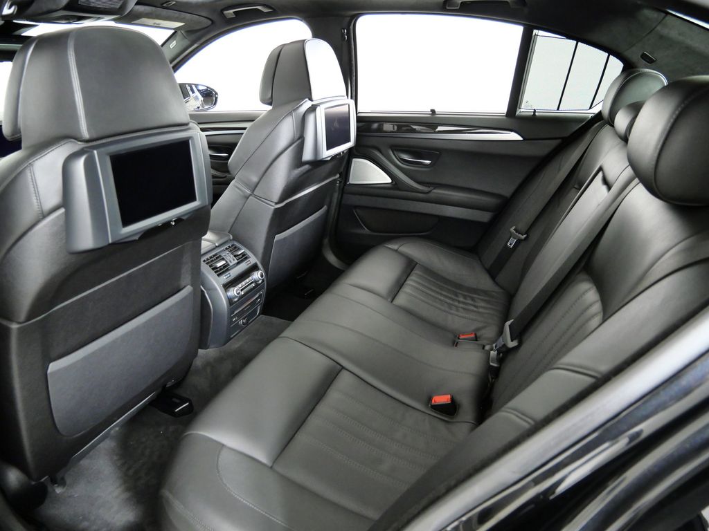 Thumbnail: 2013 BMW M5 - 31