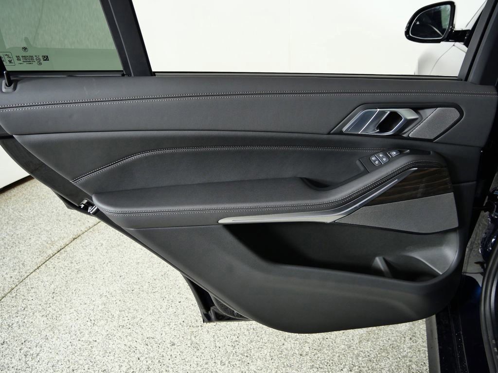 Thumbnail: 2026 BMW X7 - 32