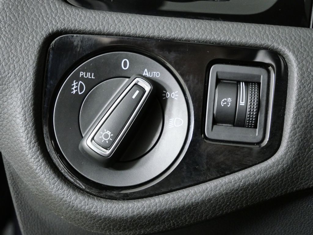 Thumbnail: 2021 Volkswagen Golf - 38