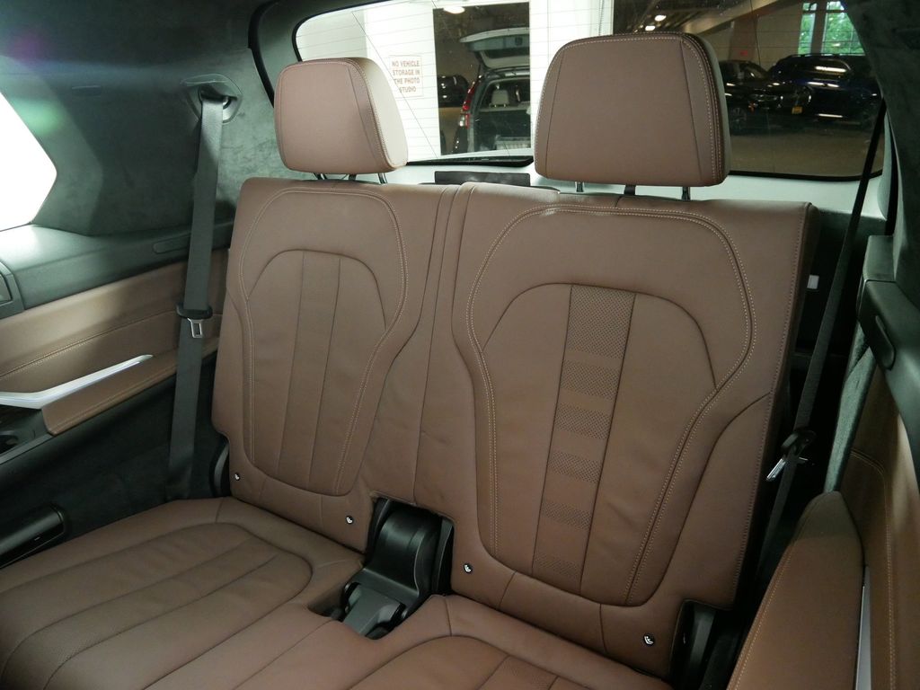 Thumbnail: 2021 BMW X7 - 32