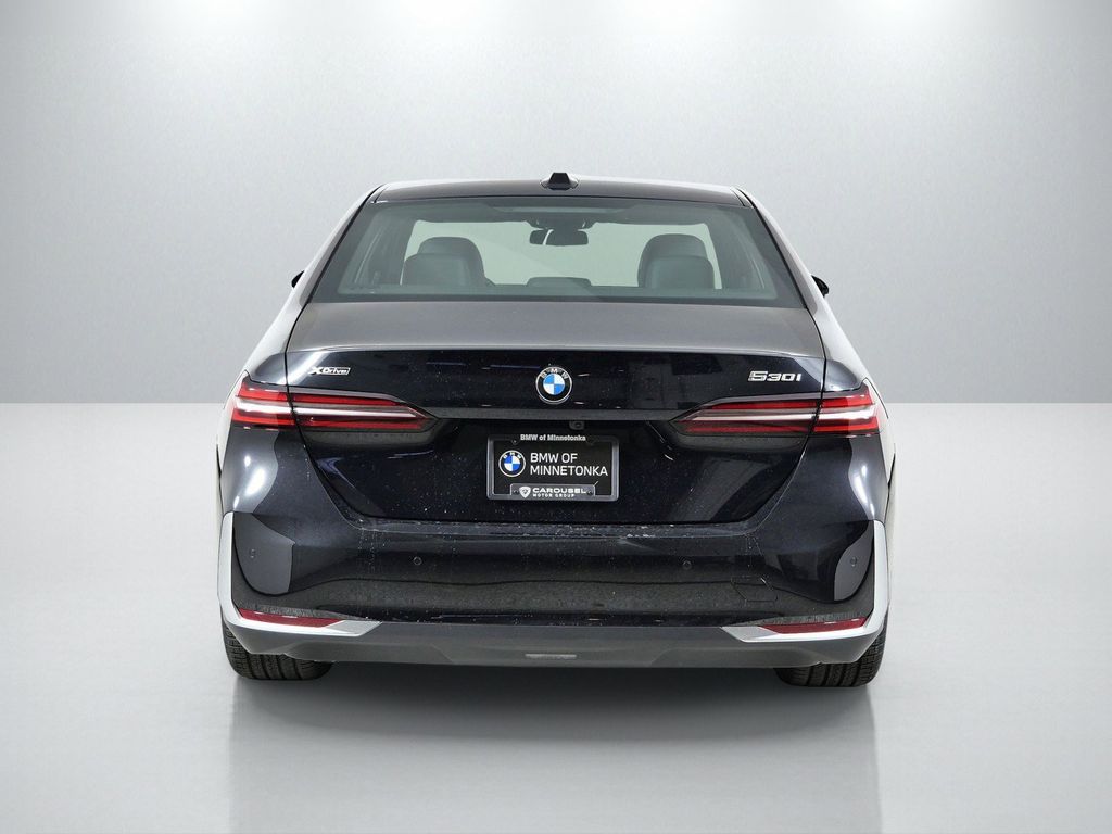 Thumbnail: 2026 BMW 5 Series - 10