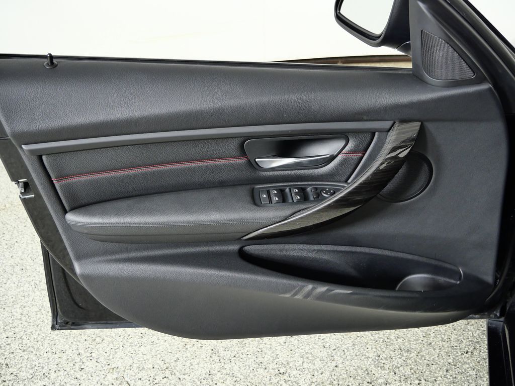 Thumbnail: 2013 BMW 3 Series - 32