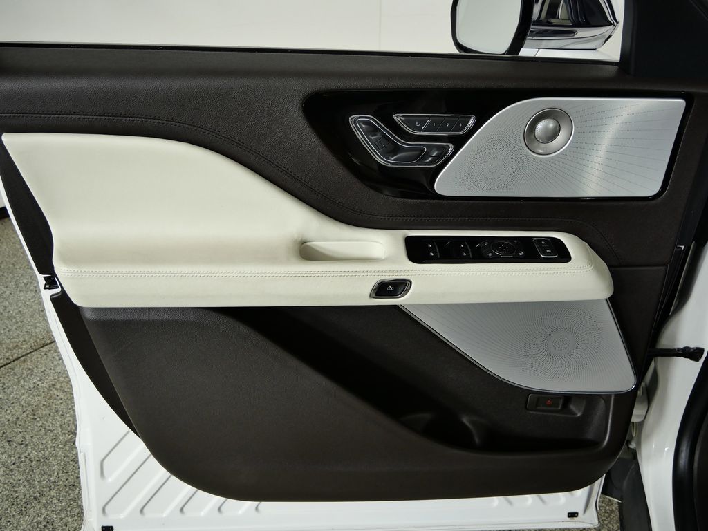 Thumbnail: 2020 Lincoln Aviator - 33