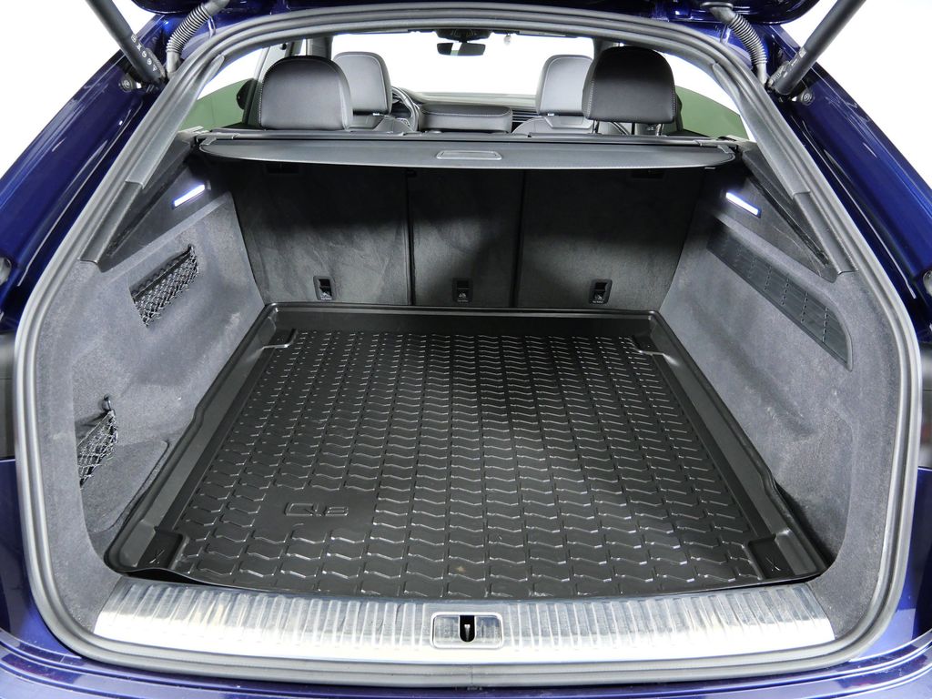 Thumbnail: 2023 Audi Q8 - 28