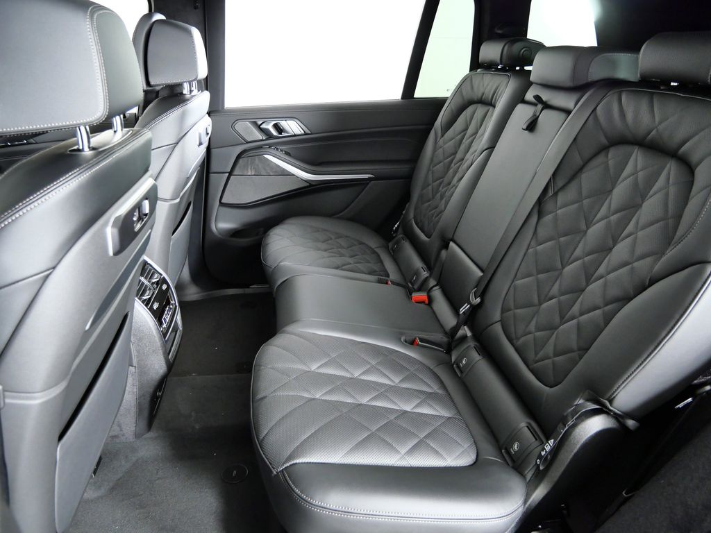 Thumbnail: 2026 BMW X7 - 33
