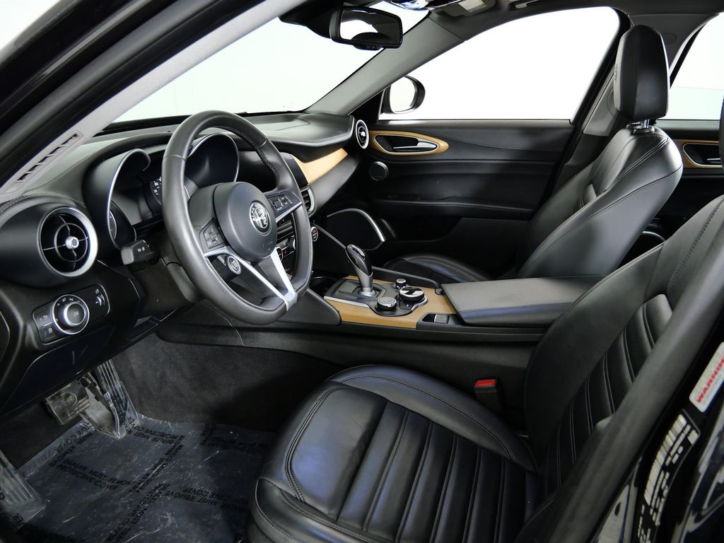 Thumbnail: 2017 Alfa Romeo Giulia - 33