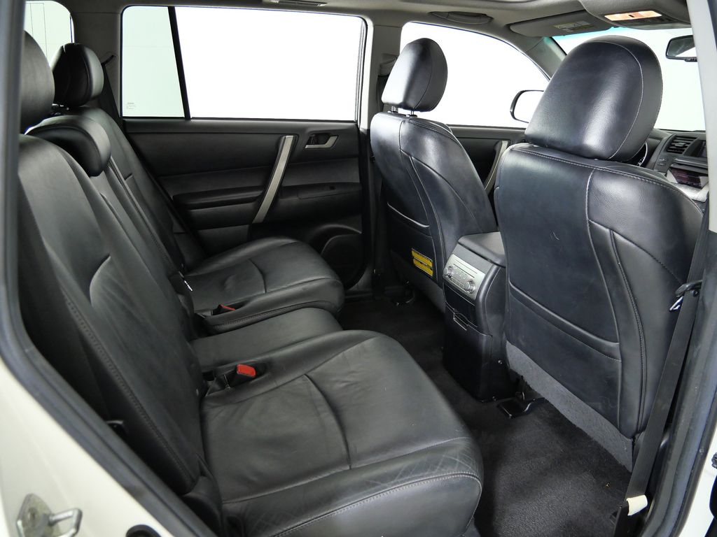 Thumbnail: 2011 Toyota Highlander - 25