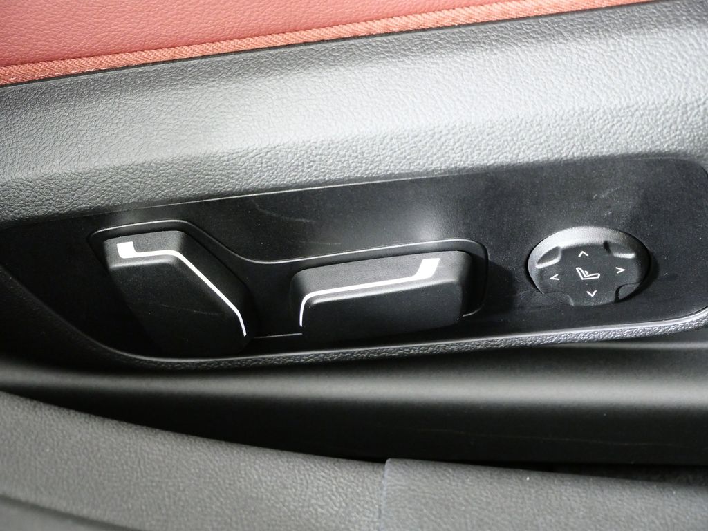 Thumbnail: 2025 BMW i4 - 27