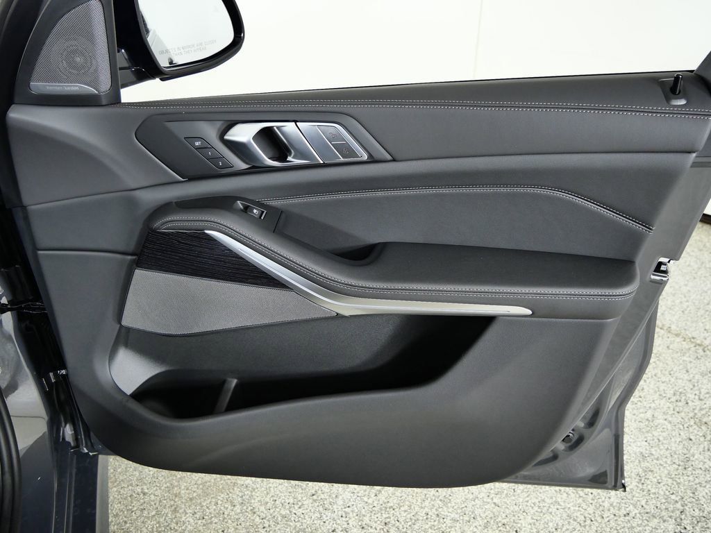 Thumbnail: 2026 BMW X7 - 21