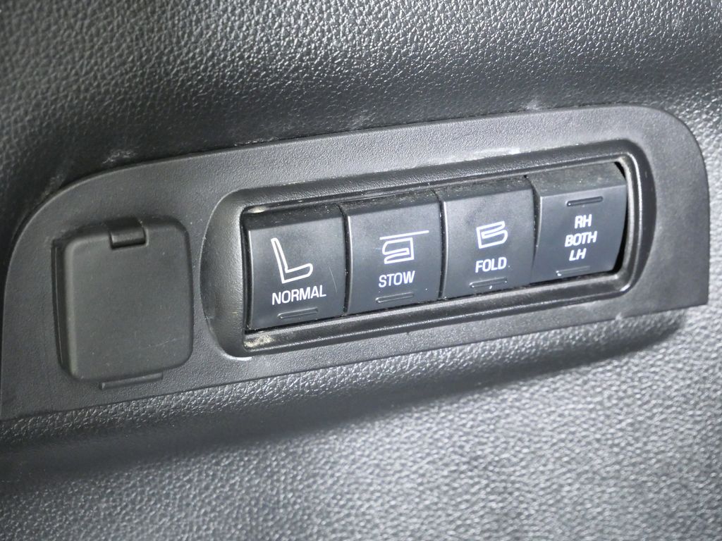 Thumbnail: 2016 Ford Explorer - 32