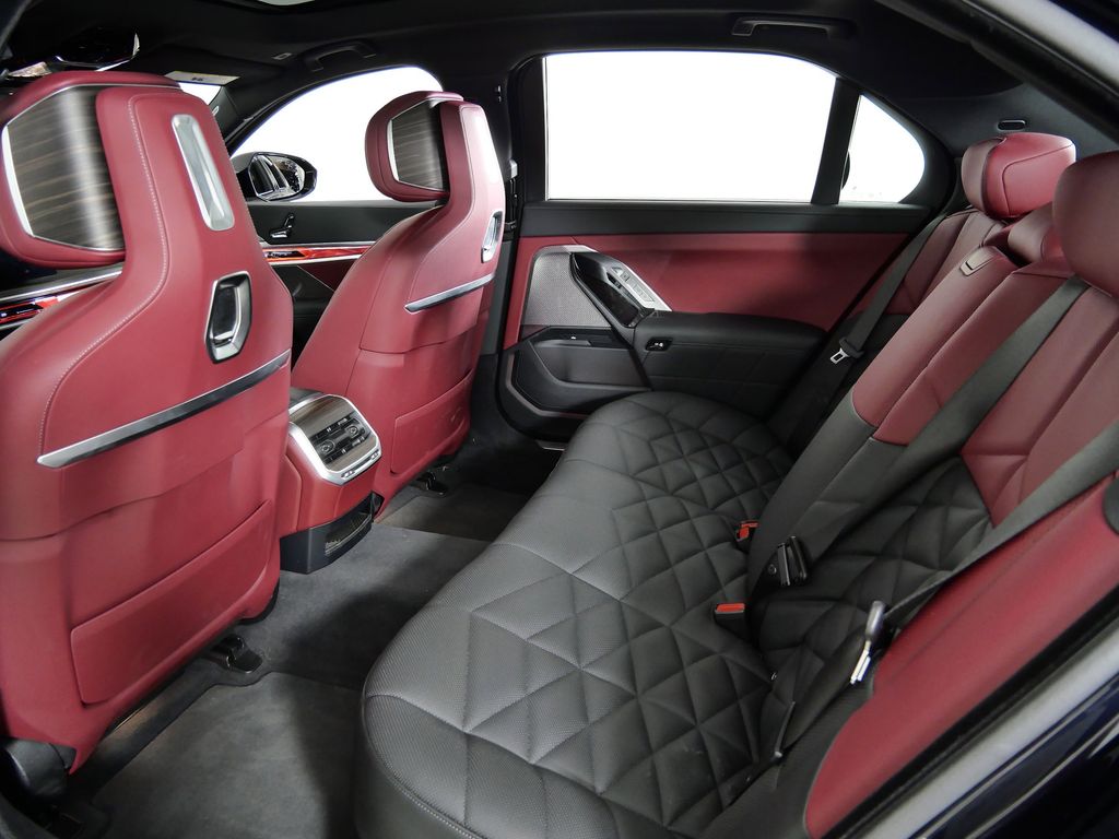 Thumbnail: 2025 BMW 7 Series - 32