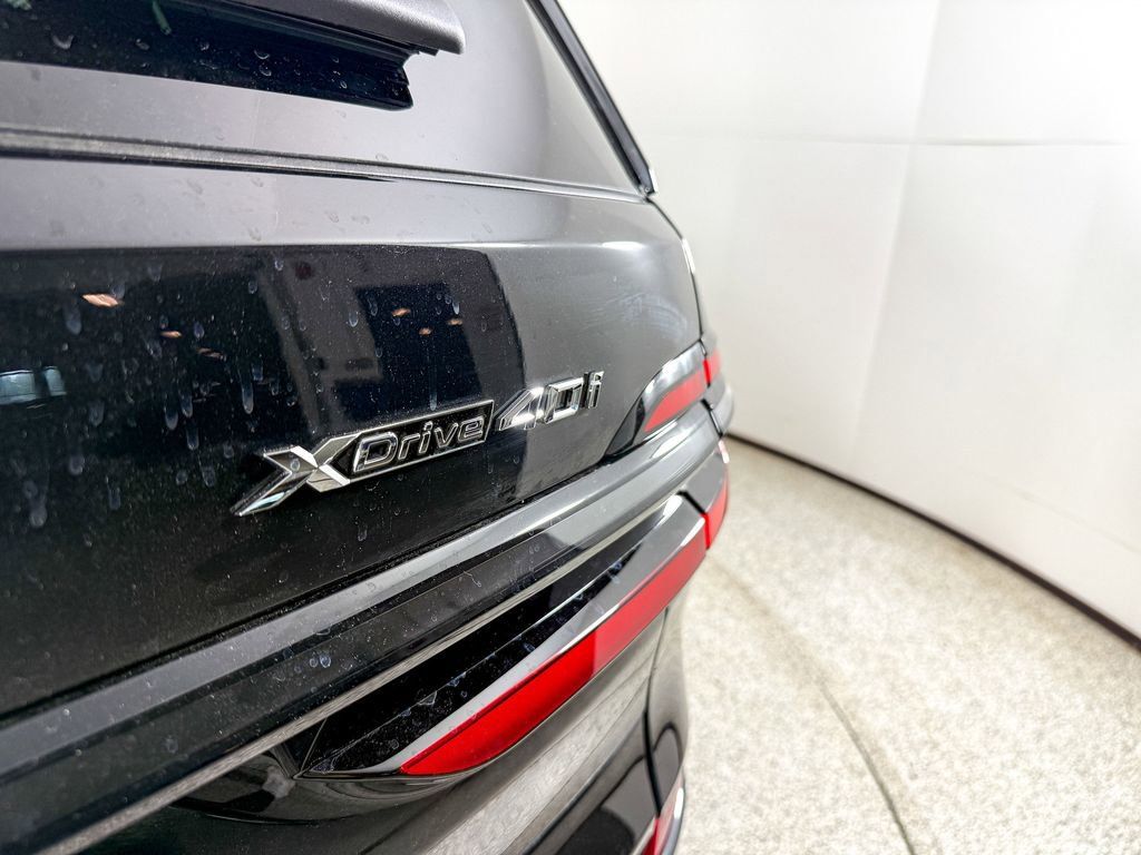 Thumbnail: 2026 BMW X7 - 16