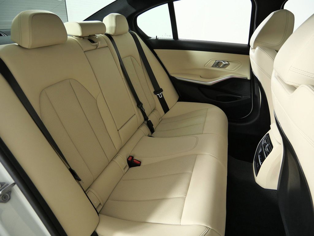 Thumbnail: 2025 BMW 3 Series - 30