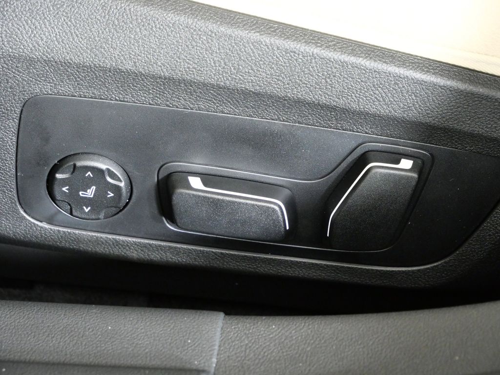 Thumbnail: 2025 BMW i4 - 38