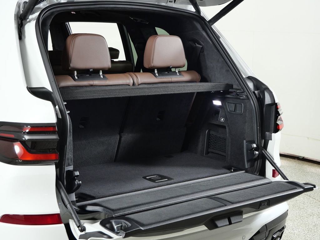 Thumbnail: 2026 BMW X7 - 33