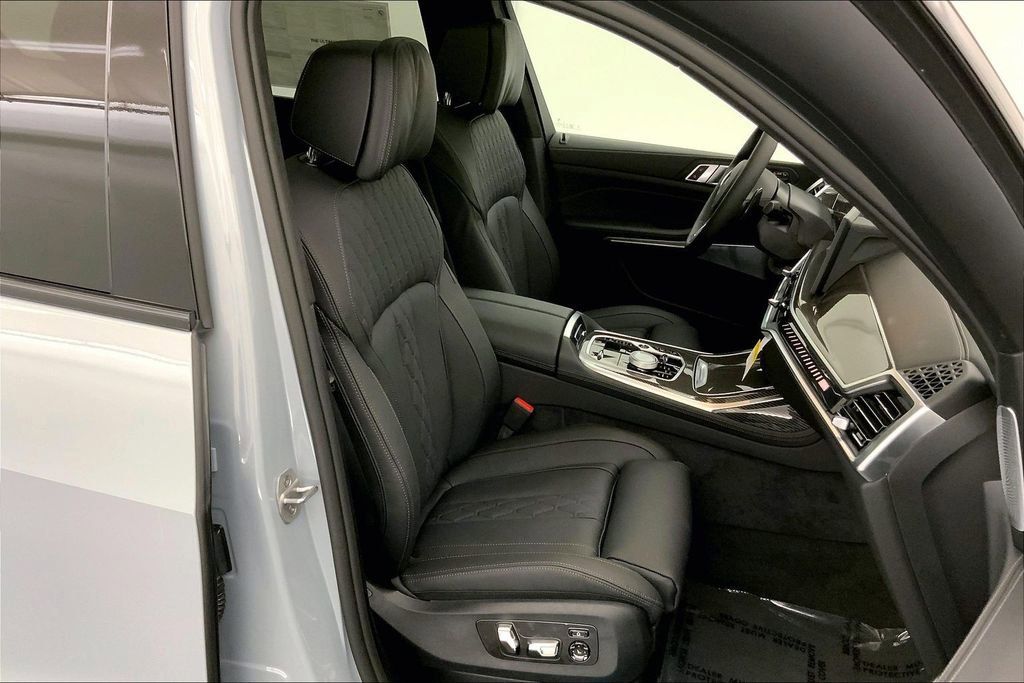 Thumbnail: 2026 BMW X7 - 14