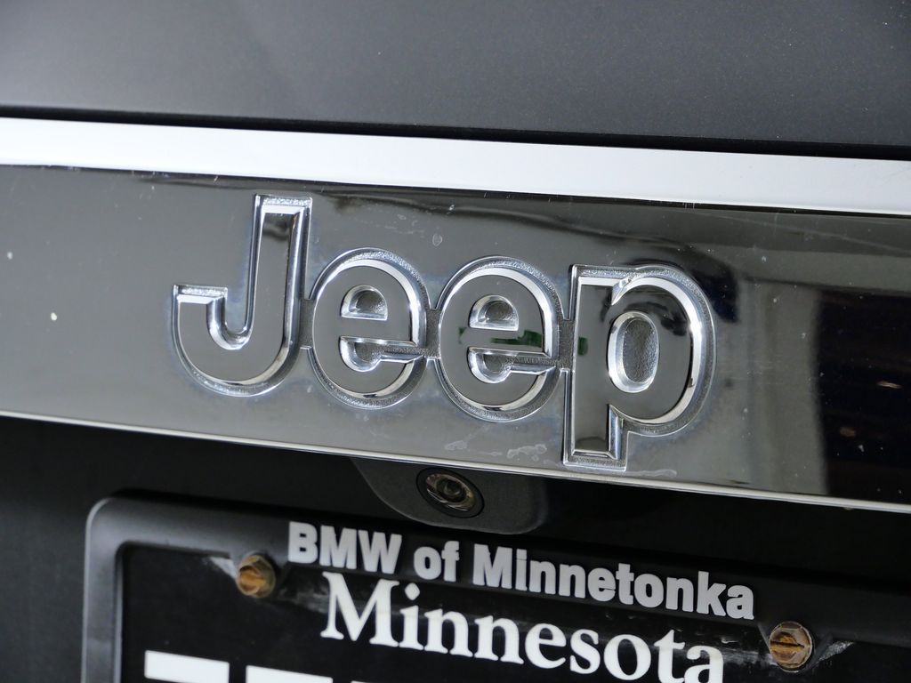 Thumbnail: 2011 Jeep Grand Cherokee - 12
