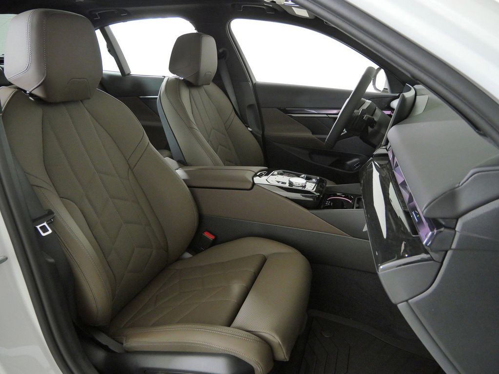 Thumbnail: 2027 BMW 5 Series - 22