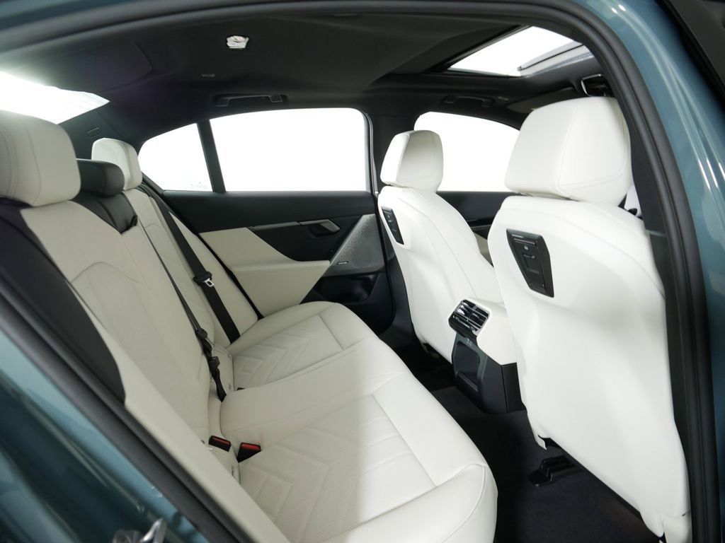 Thumbnail: 2025 BMW 5 Series - 25