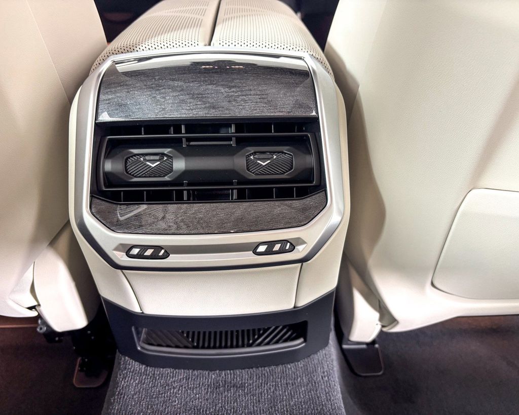 Thumbnail: 2025 BMW 7 Series - 24