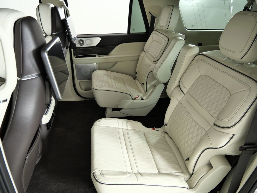 Thumbnail: 2023 Lincoln Navigator L - 32