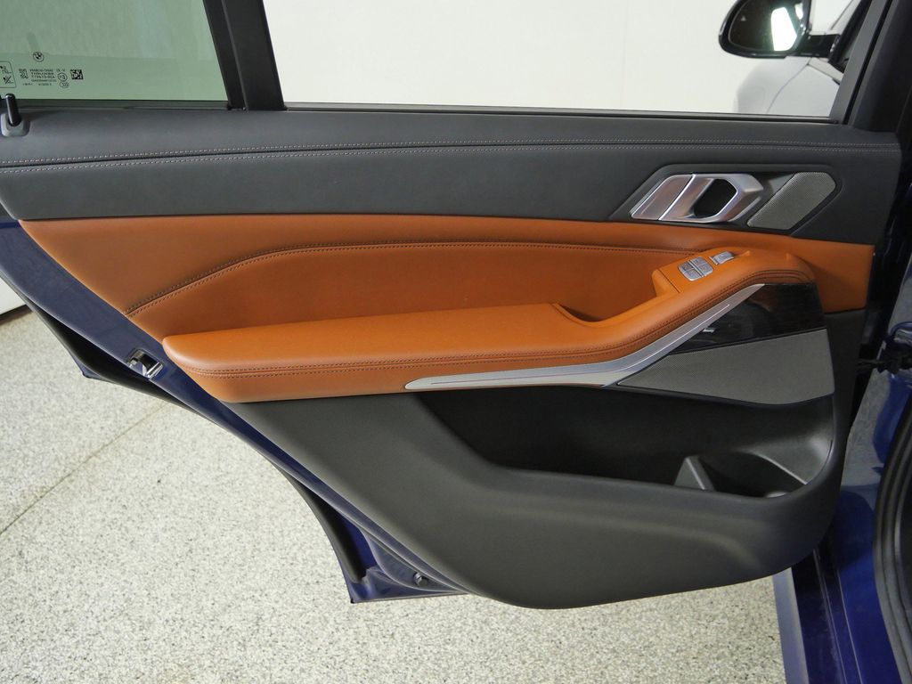 Thumbnail: 2021 BMW X7 - 33