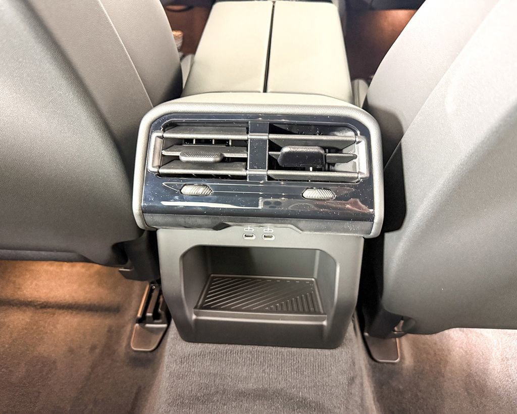 Thumbnail: 2025 BMW 5 Series - 28