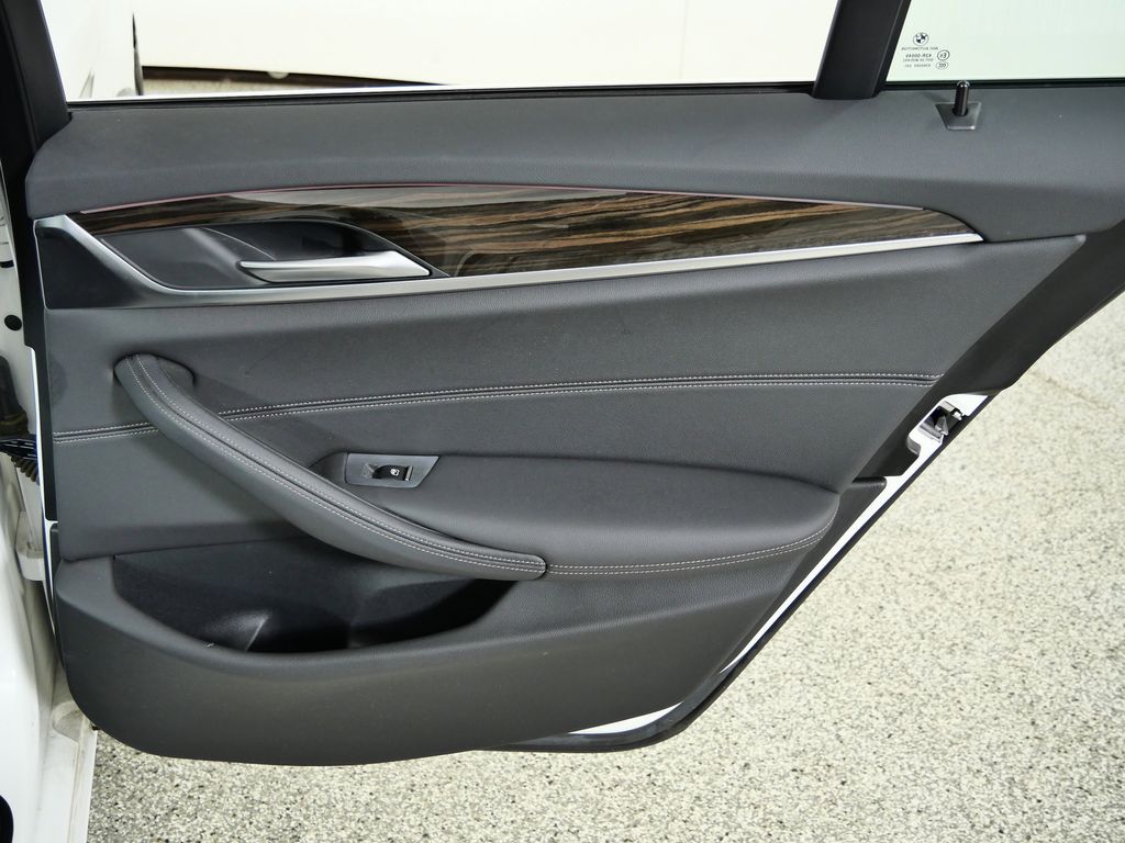 Thumbnail: 2022 BMW 5 Series - 24