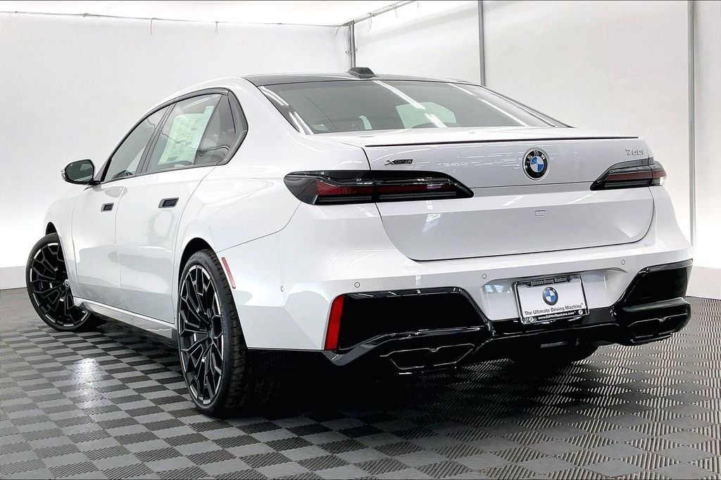 Thumbnail: 2025 BMW 7 Series - 4