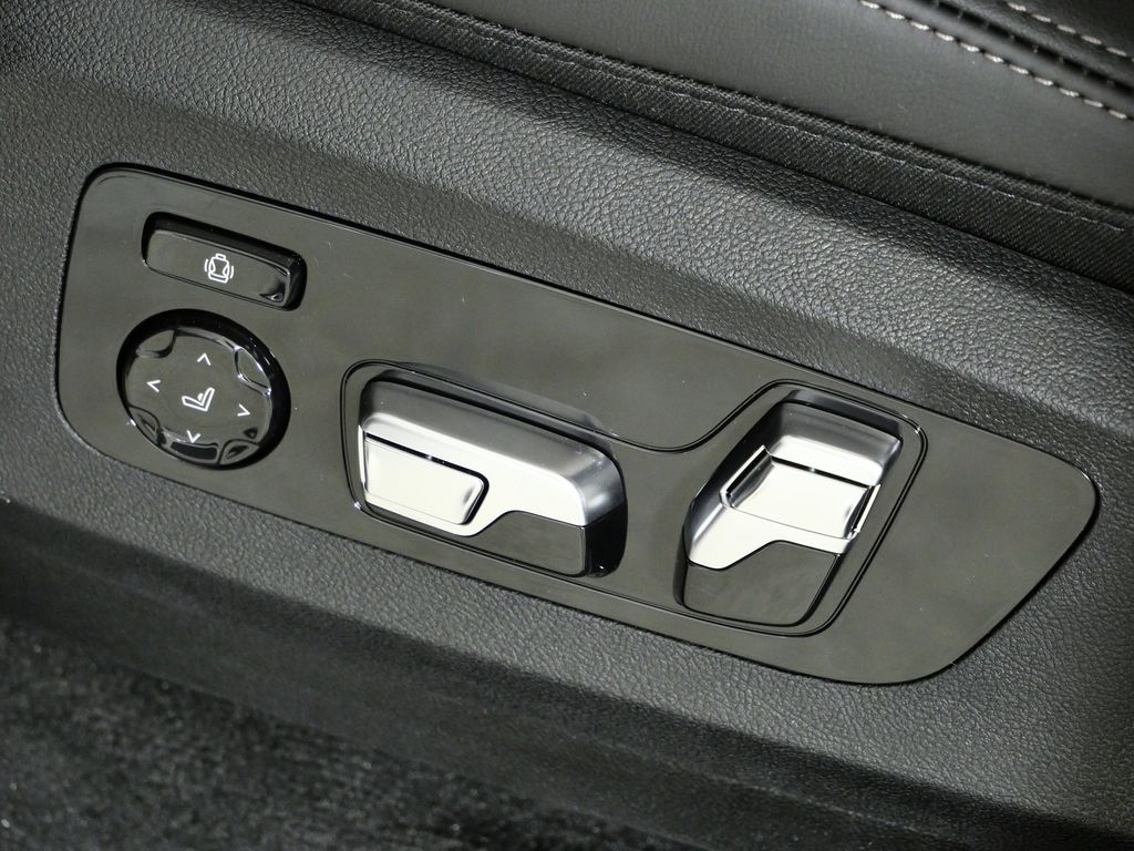 Thumbnail: 2026 BMW X7 - 40