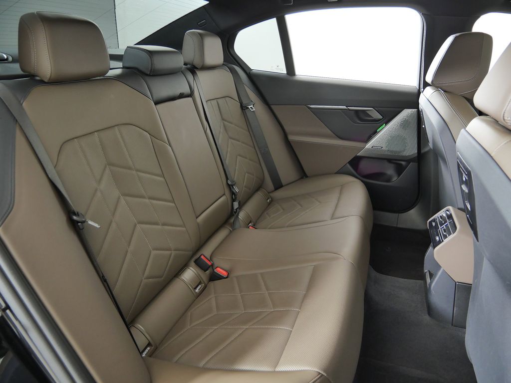 Thumbnail: 2026 BMW i5 - 30