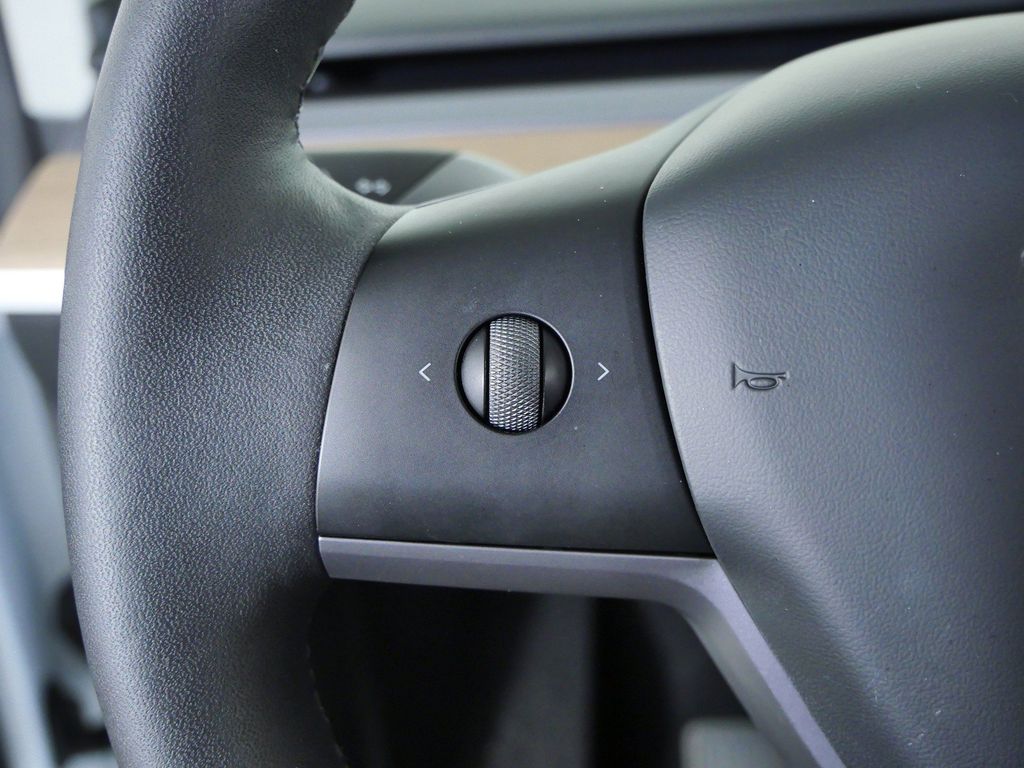 Thumbnail: 2025 Tesla Model Y - 40