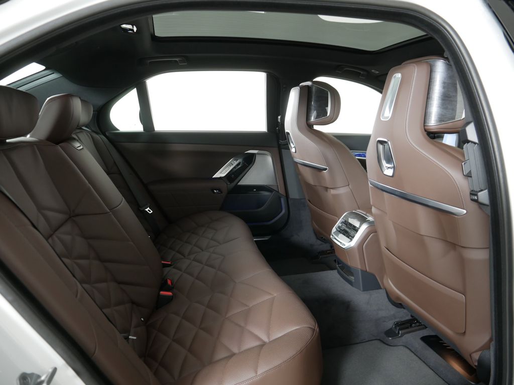 Thumbnail: 2025 BMW 7 Series - 23