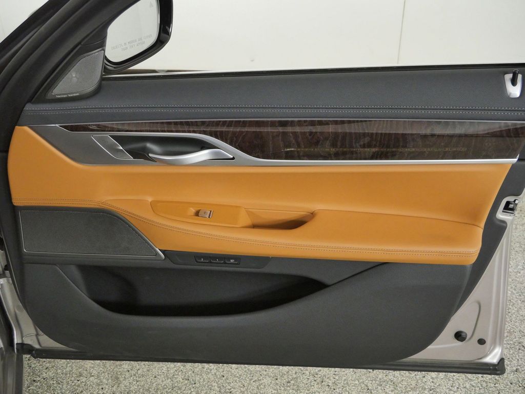 Thumbnail: 2022 BMW 7 Series - 22