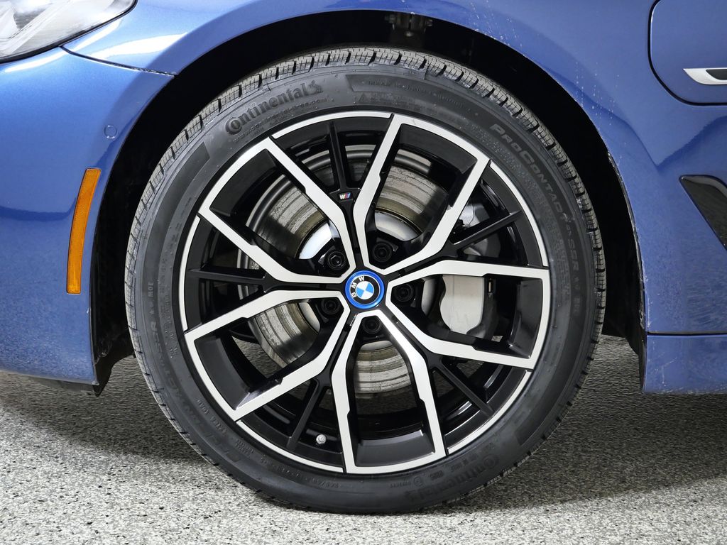 Thumbnail: 2023 BMW 5 Series - 21