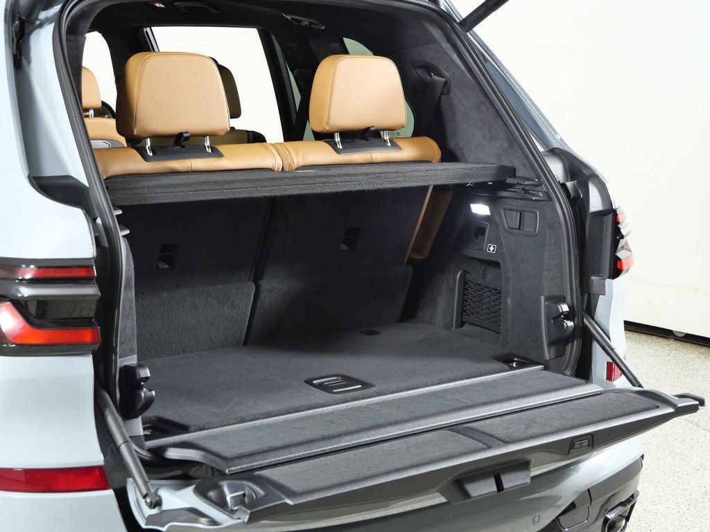 Thumbnail: 2026 BMW X7 - 33