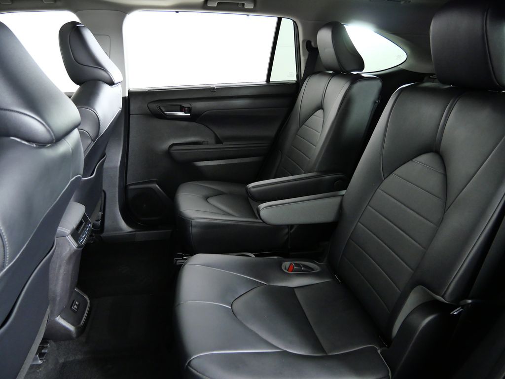 Thumbnail: 2020 Toyota Highlander - 31