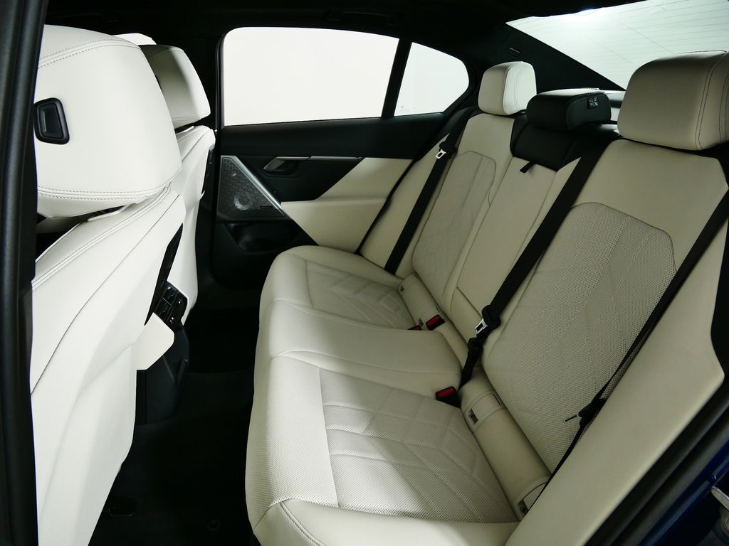 Thumbnail: 2024 BMW i5 - 34