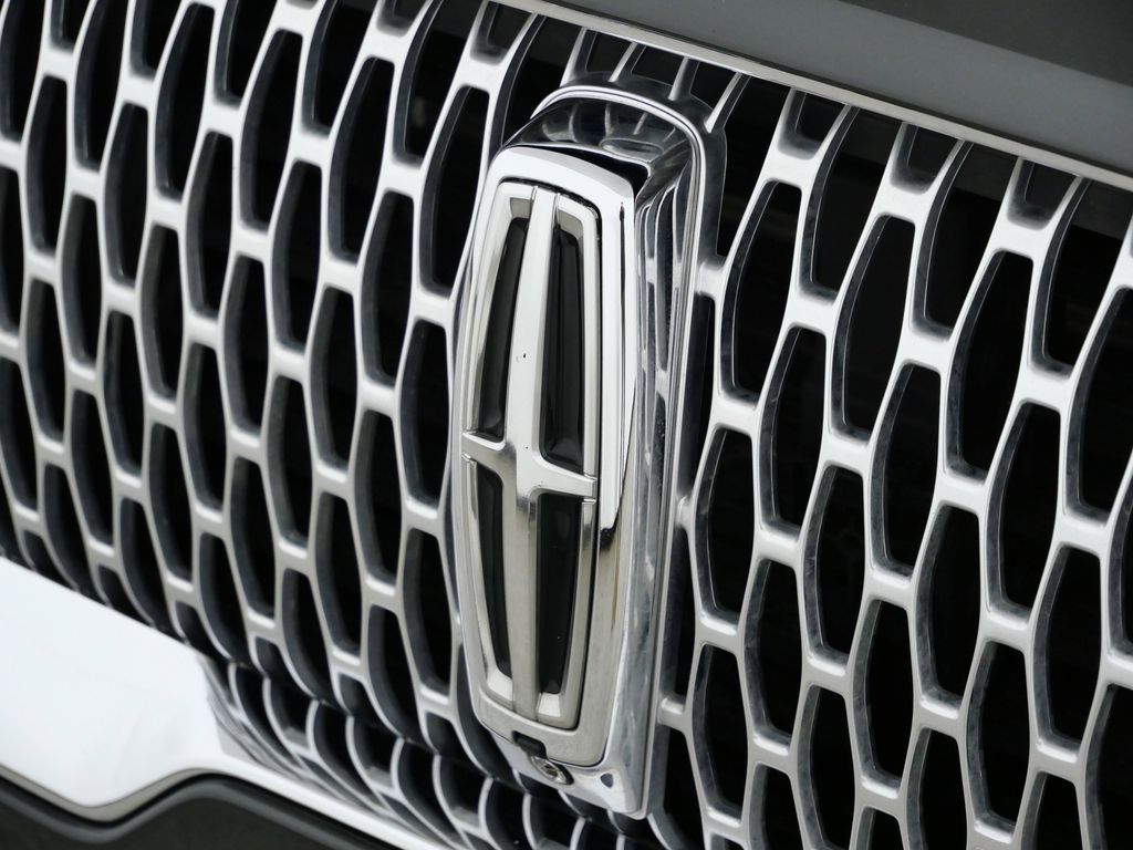 Thumbnail: 2023 Lincoln Aviator - 14