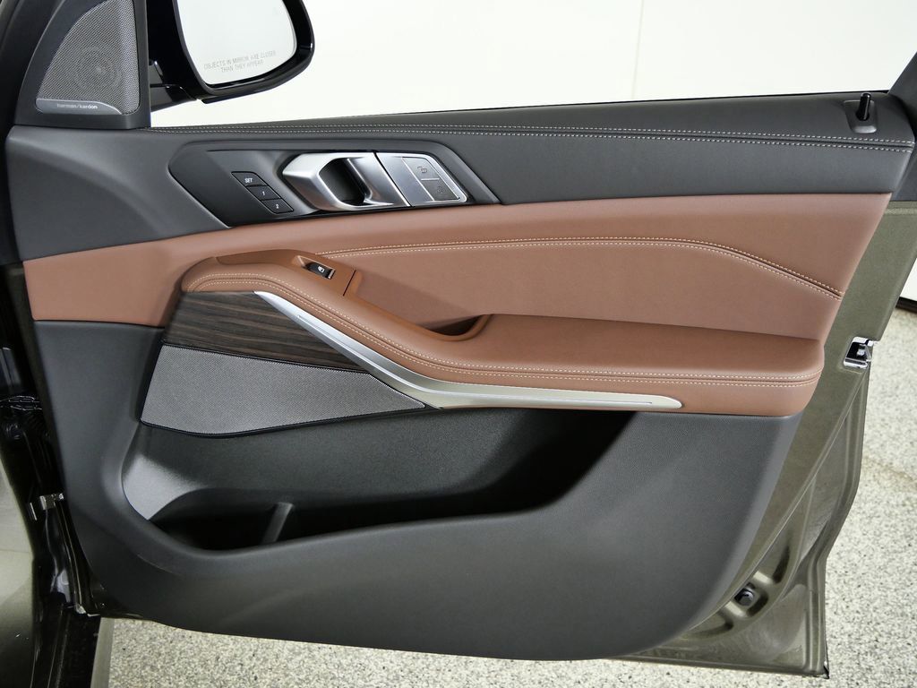 Thumbnail: 2026 BMW X7 - 21