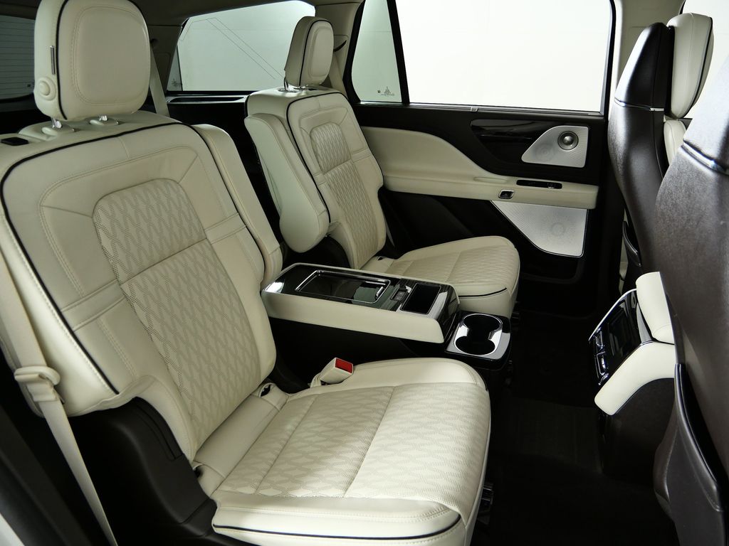 Thumbnail: 2020 Lincoln Aviator - 27