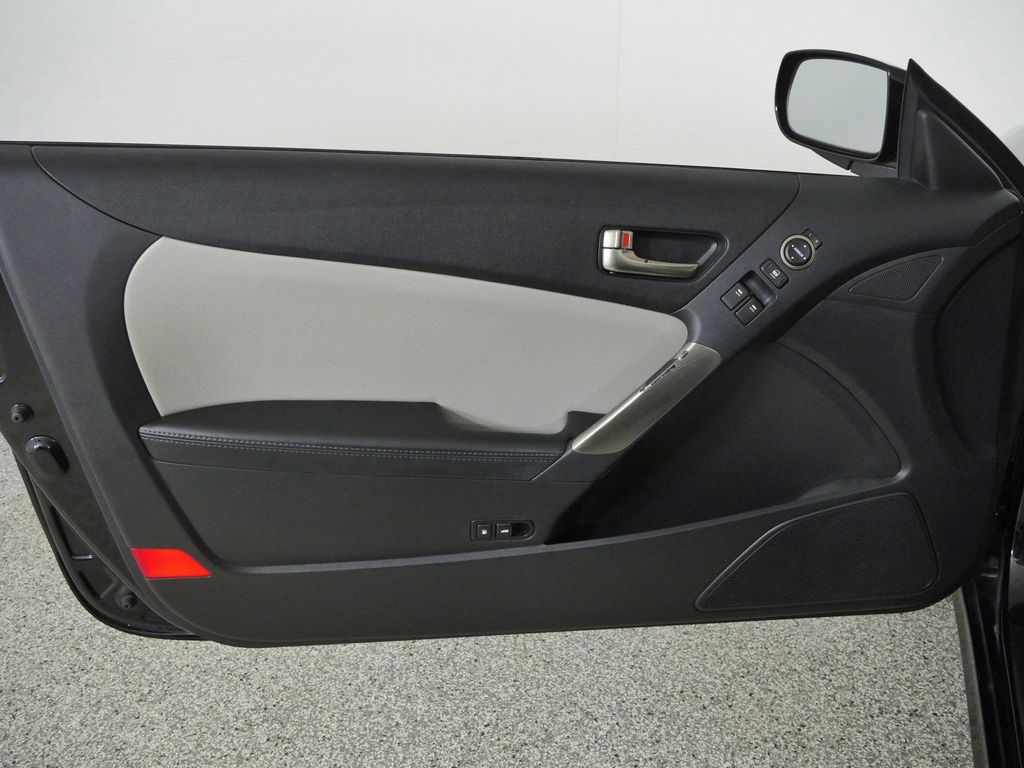 Thumbnail: 2015 Hyundai Genesis - 25