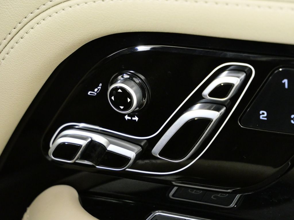 Thumbnail: 2018 Land Rover Range Rover - 23