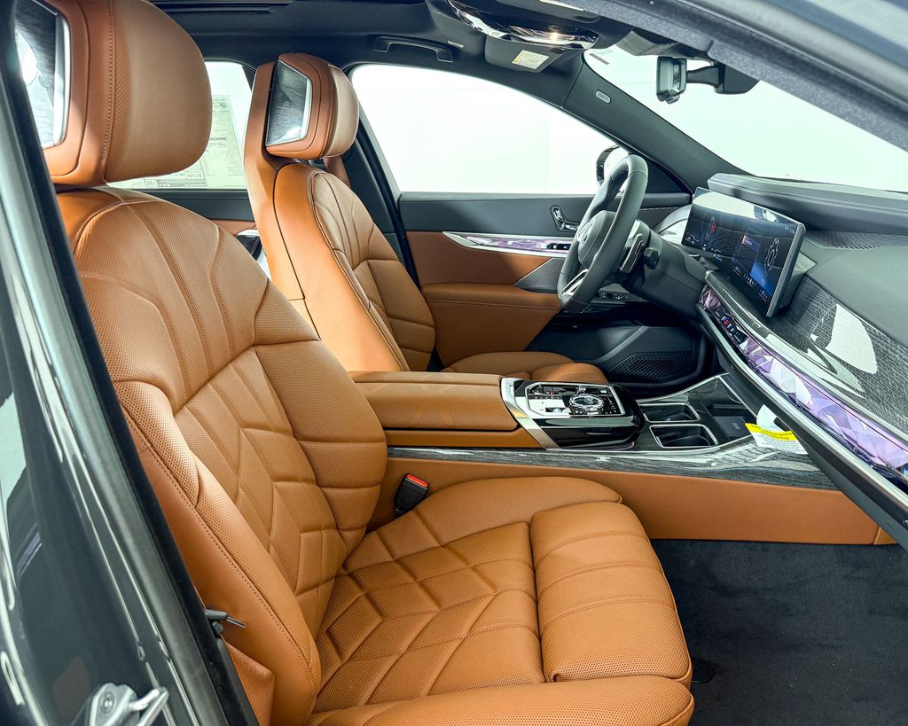 Thumbnail: 2025 BMW 7 Series - 19
