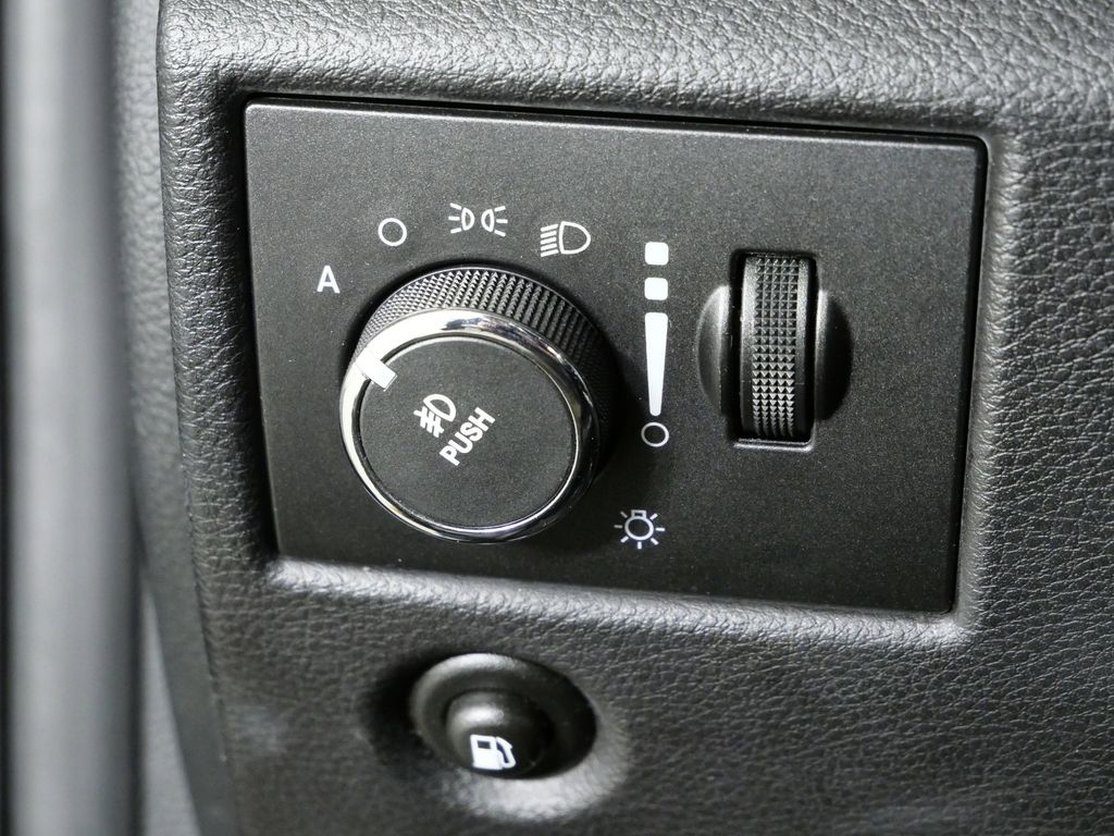 Thumbnail: 2011 Jeep Grand Cherokee - 37