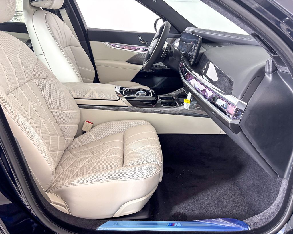 Thumbnail: 2025 BMW 7 Series - 19