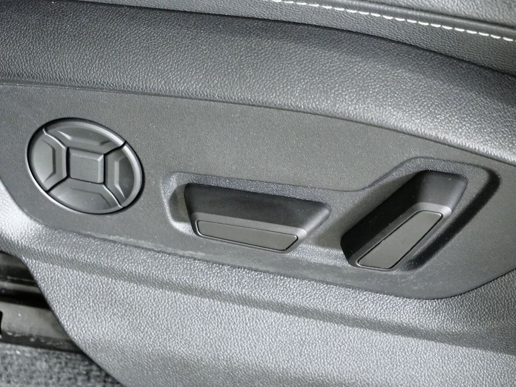 Thumbnail: 2023 Audi Q8 - 38