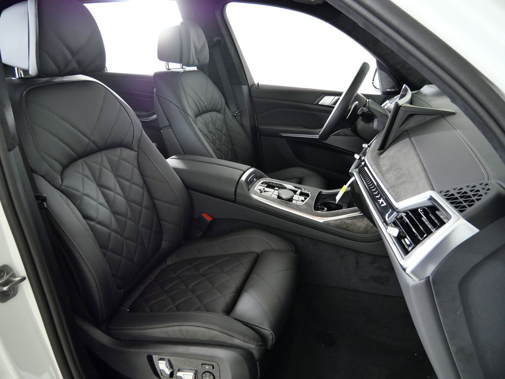 Thumbnail: 2026 BMW X7 - 21