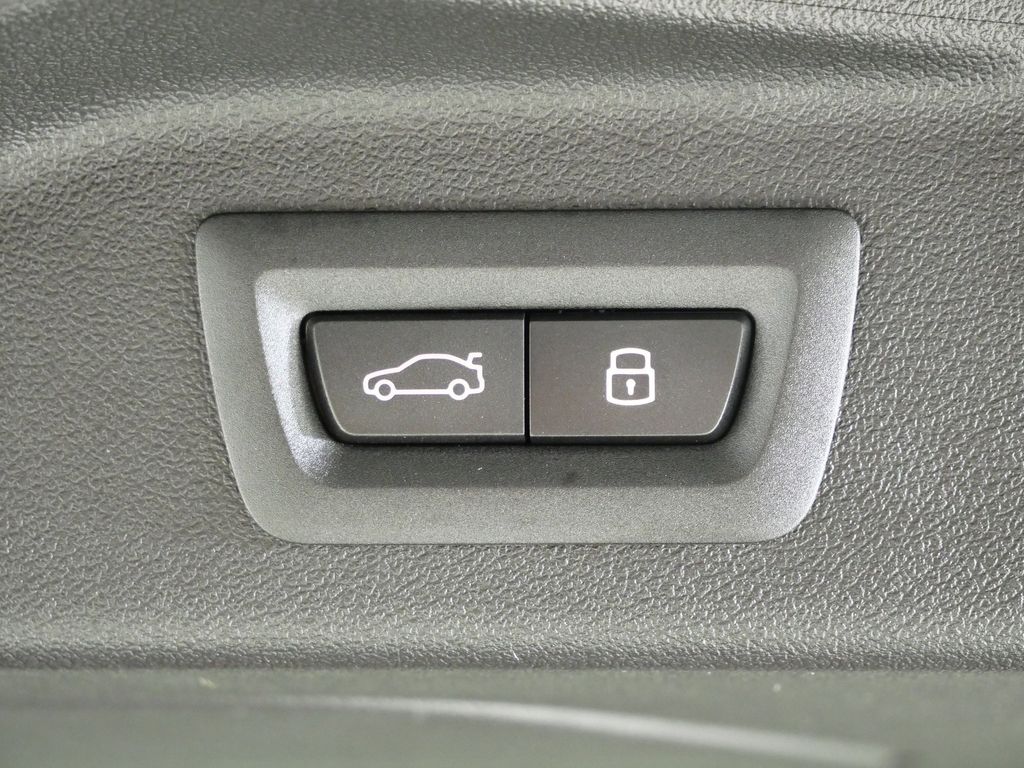 Thumbnail: 2026 BMW X7 - 32